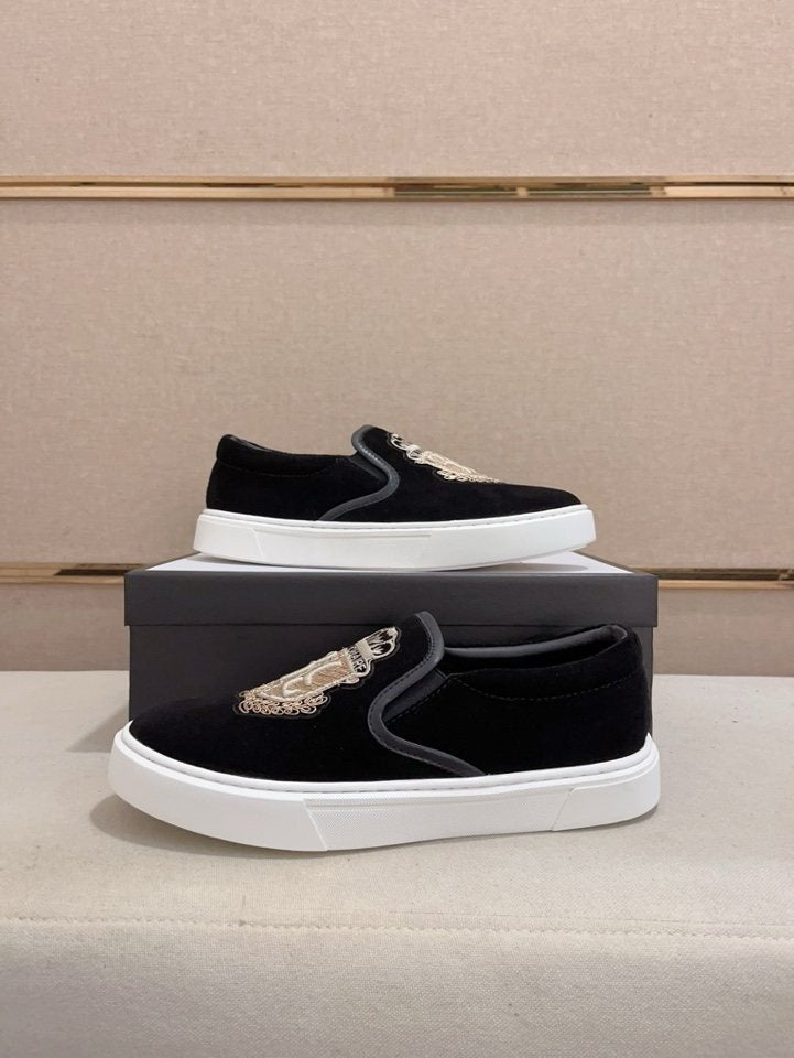 Gucci Crest Slip-On Shoes — front