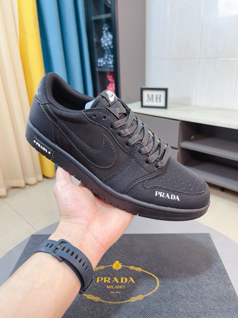 Nike Black and Dark Gray Low-Top Sneakers — model