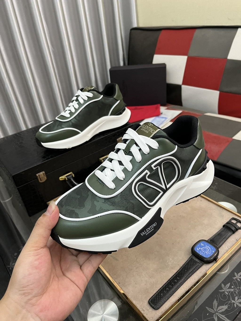 Outlined Emblem Low-Top Sneakers — model