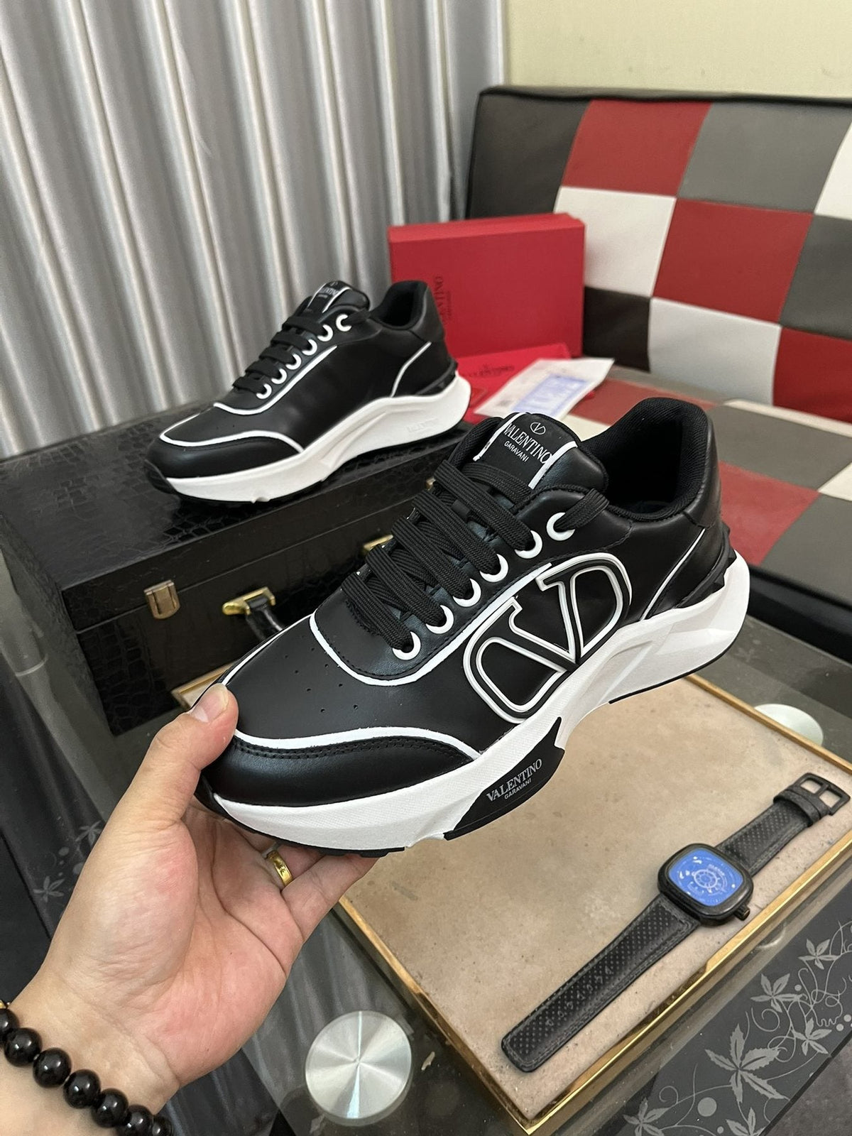 Outlined Emblem Low-Top Sneakers — model