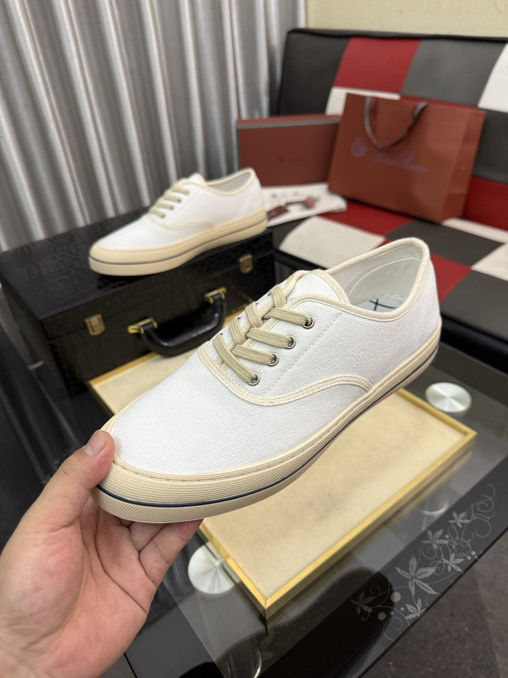 Low-Top Lace-Up Casual Shoes — model