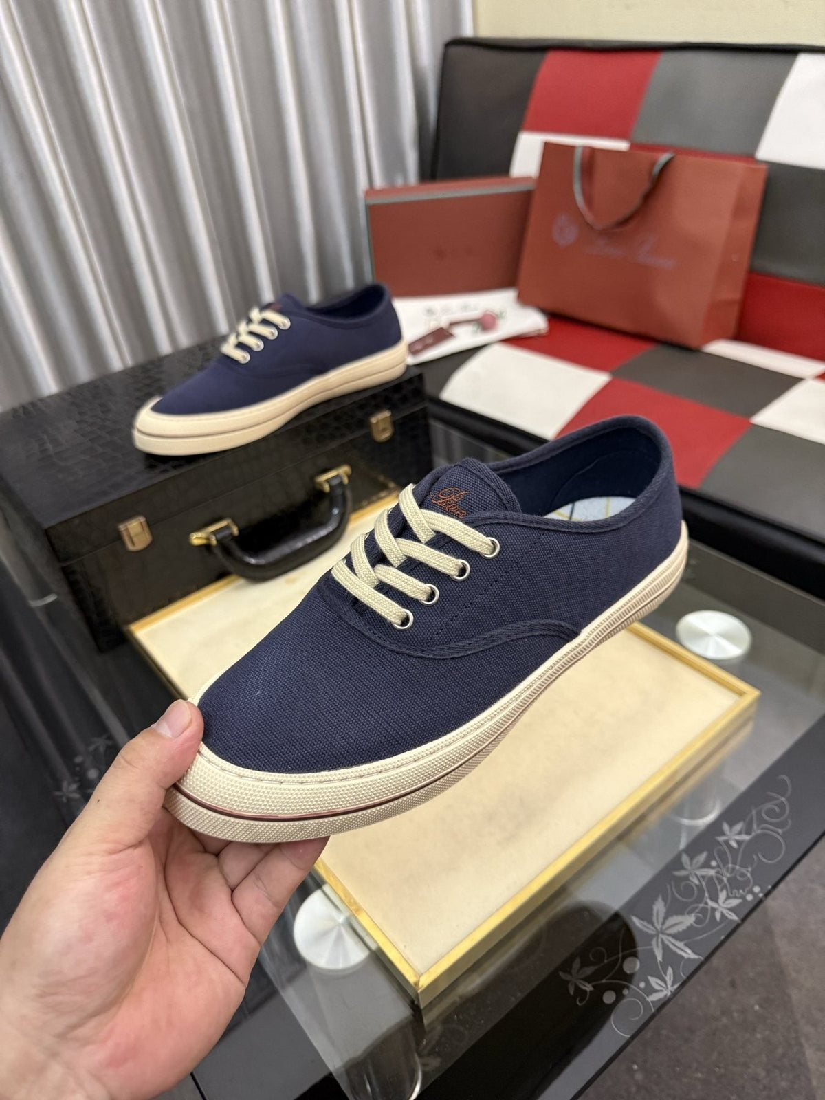 Low-Top Lace-Up Casual Shoes — model