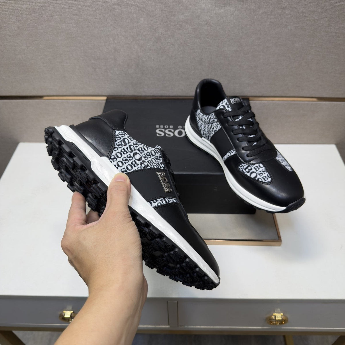 Hugo Boss Contrast-Panel Low-Top Sneakers — model