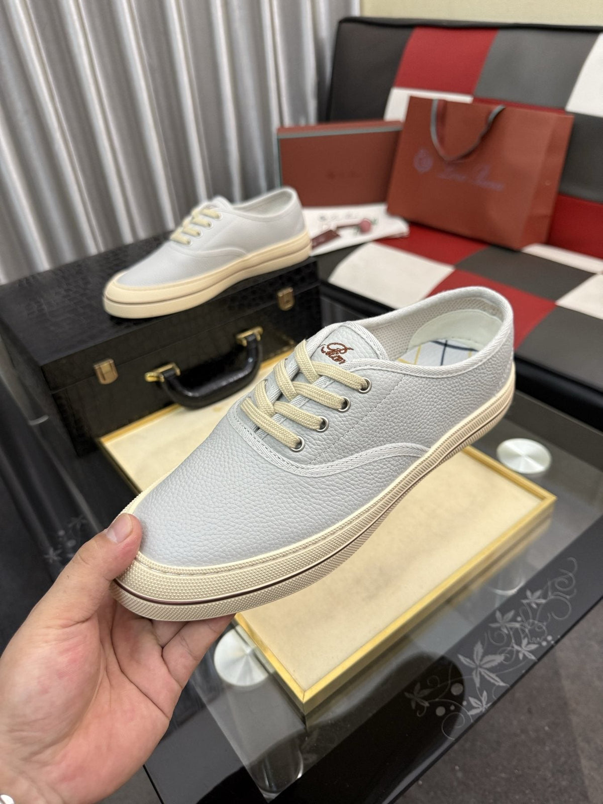 Men's Low-Top Lace-Up Casual Shoes — model