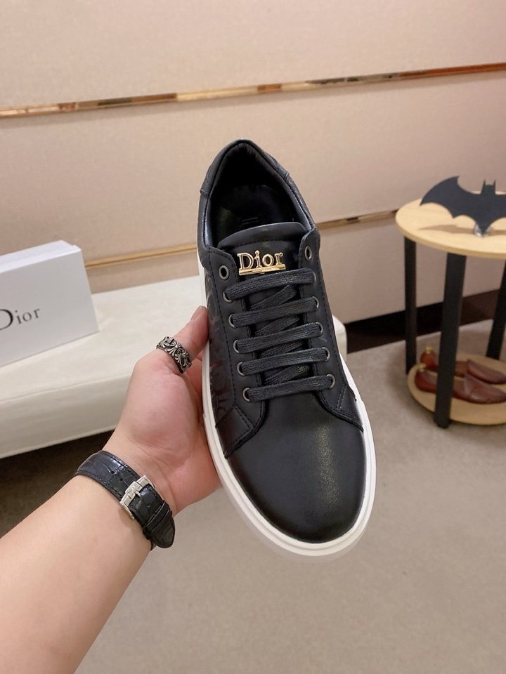 Dior Men's Low-Top Lace-Up Sneakers — model