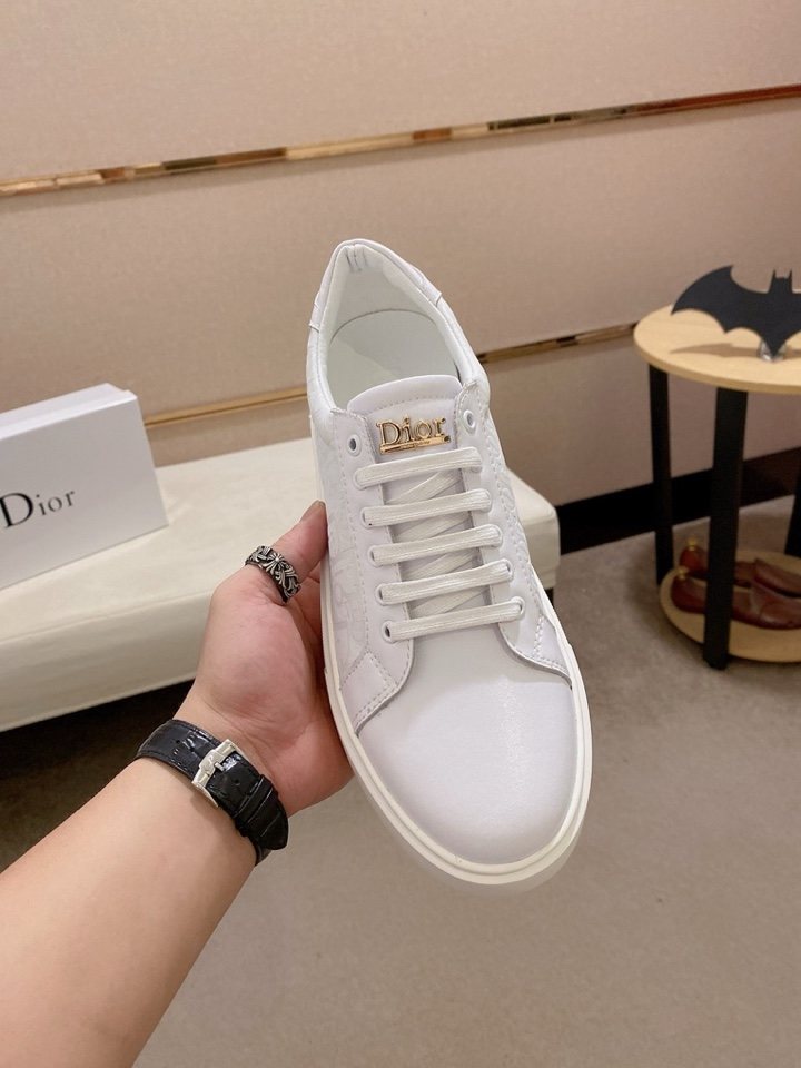 Dior Men's Low-Top Lace-Up Sneakers — model